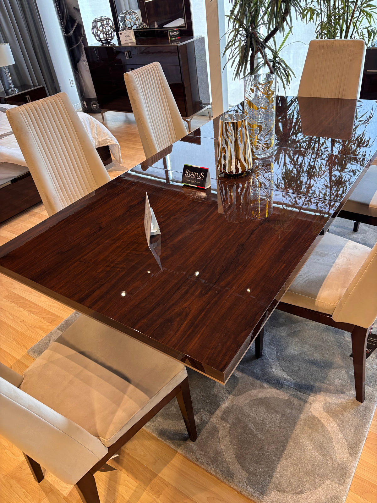 Model Eva dining table and chairs