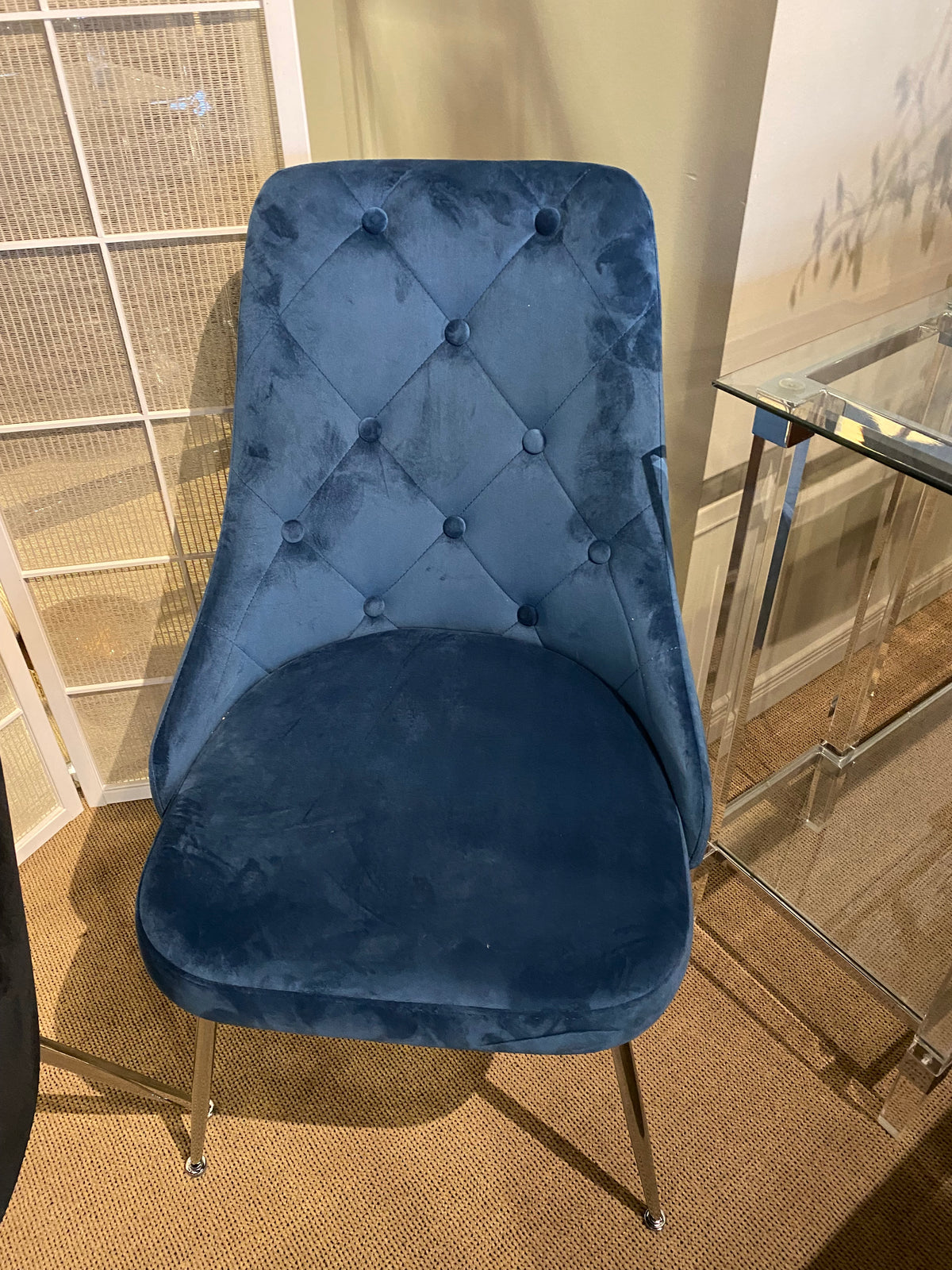 Model 1321 grey velvet dining chair with button-tufted back and metal legs