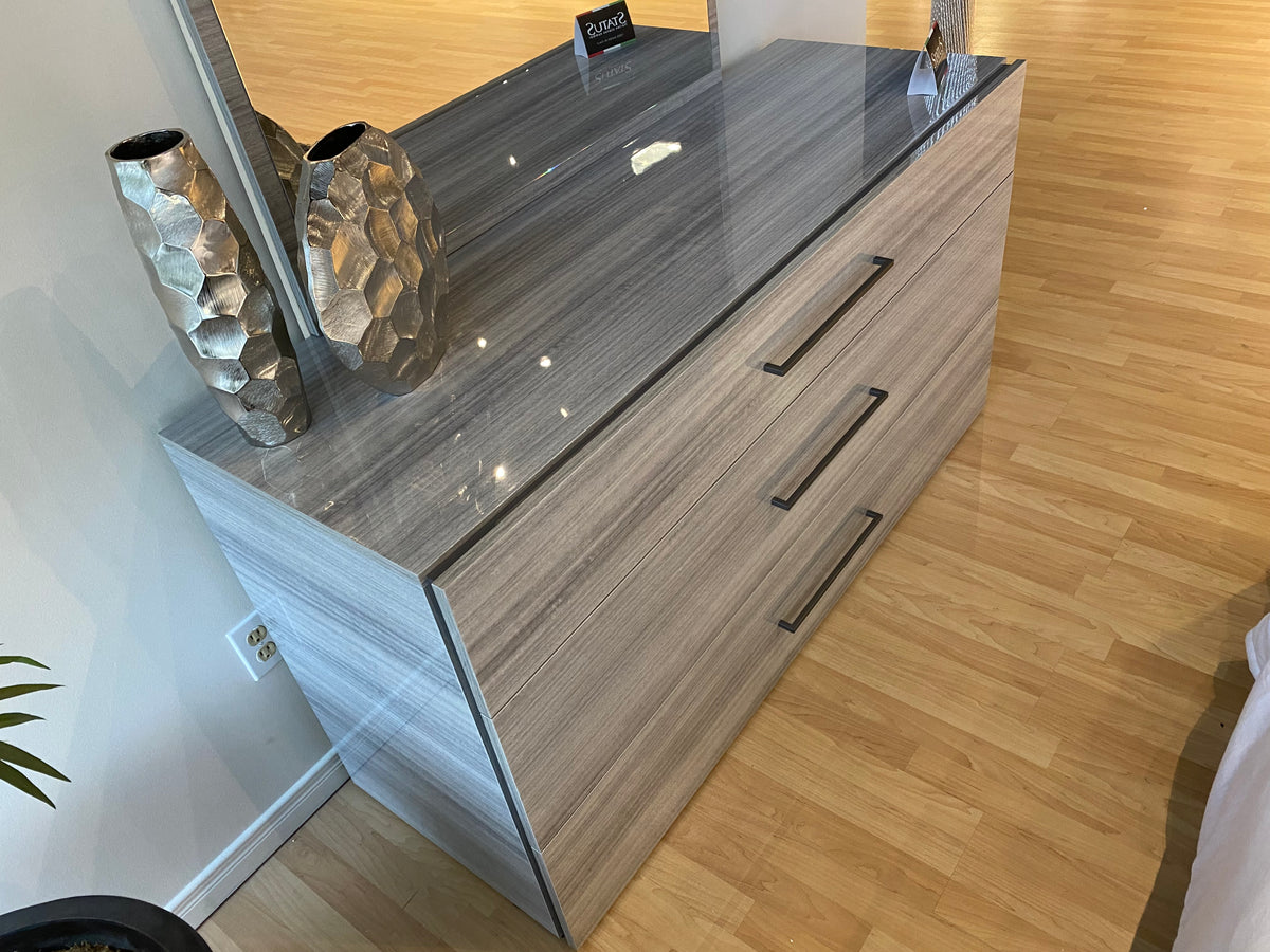 Model Mia LED Italian bedroom set with bed, illuminated headboard, and nightstands