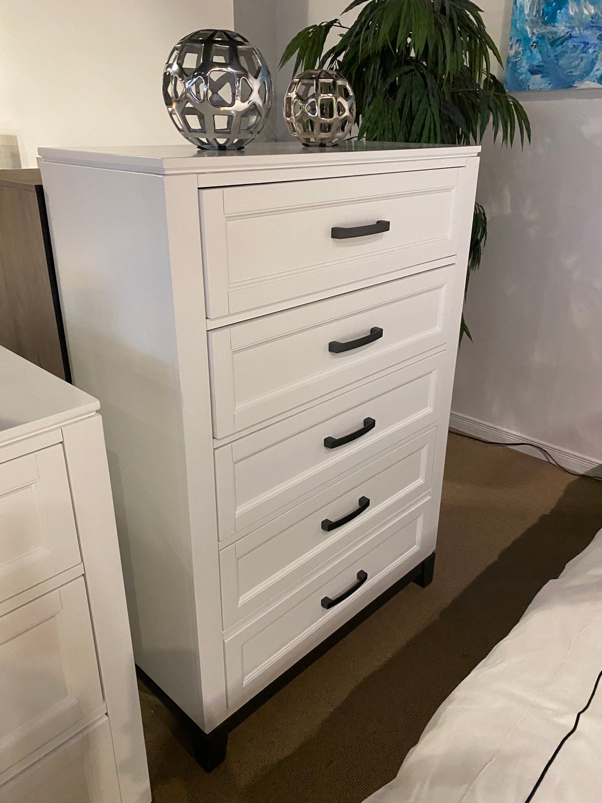 Model 1450WH white five-drawer bedroom chest with dark handles
